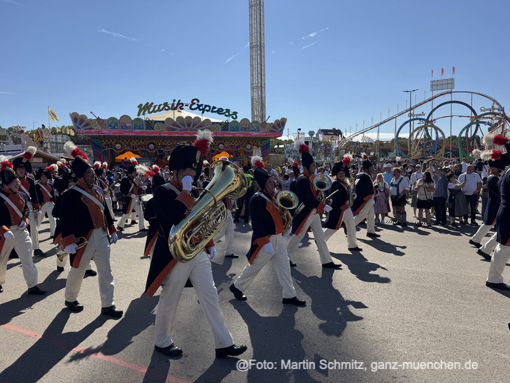 Brauchtumsgruppen beim Trachten- und Schützenzug (©Foto: Martin Schmitz) 